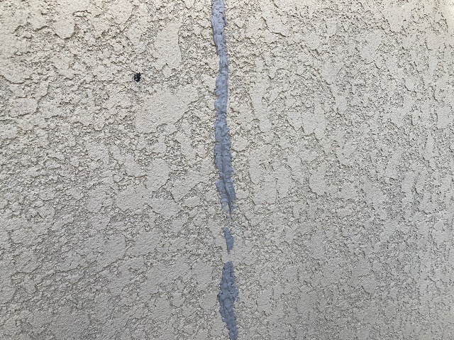 外壁のクラックが補修してありました